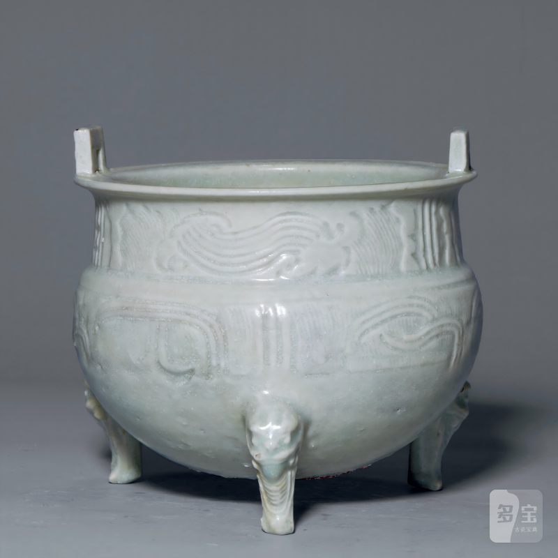 明代 青白釉仿古纹鼎式炉